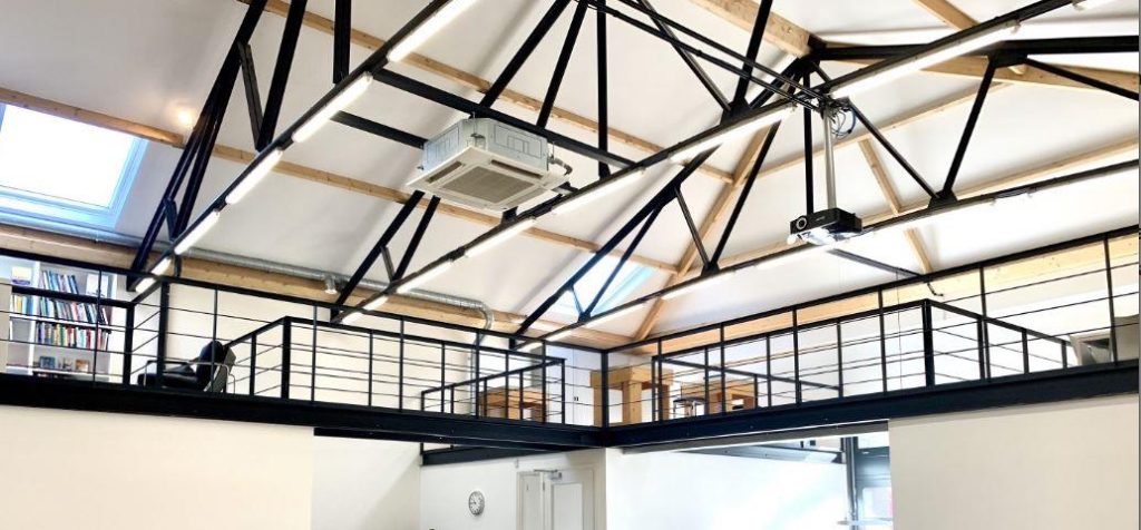 Hollandplafond showroom met voorbeelden van de beste kwaliteit spanplafond met ingebouwde spotjes