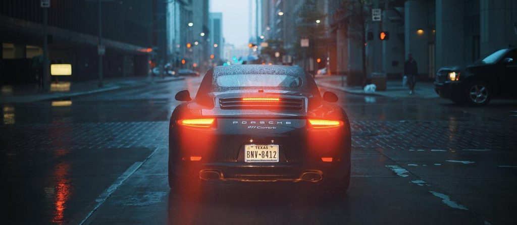 Exclusieve auto detailing service met professionele polijsttechniek voor glanzende autolak
