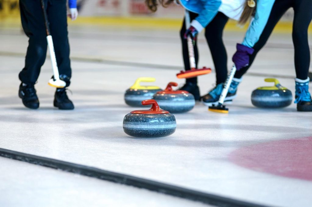 Schaatsbanen in Amsterdam waar bezoekers genieten van schaatsen in de winter op overdekte ijsbanen