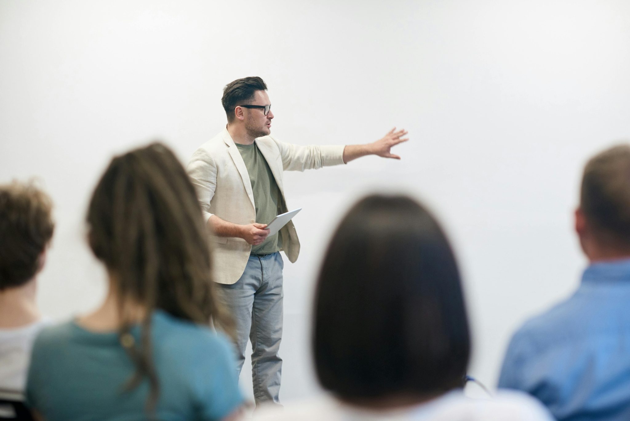 Docent geeft feedback aan studenten via formatief evalueren methoden voor betere leerresultaten