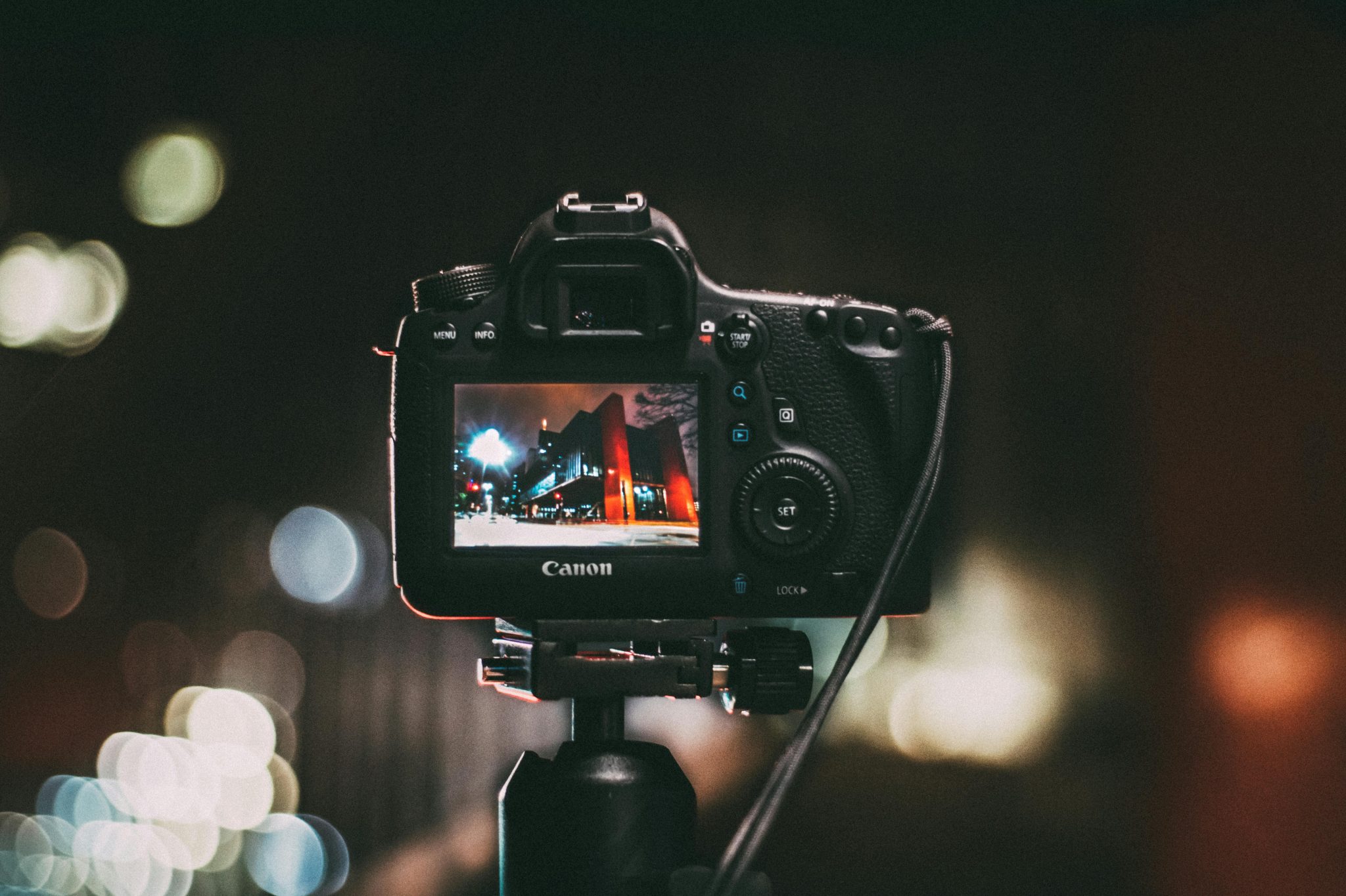 Foto en film vergelijking: creatieve beelden met fotografie en filmische storytelling naast elkaar